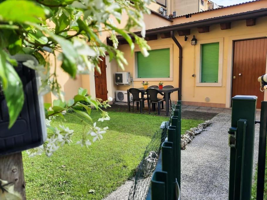 La Casa Di Davide Con Giardino E Garage Apartment เวโรนา ภายนอก รูปภาพ
